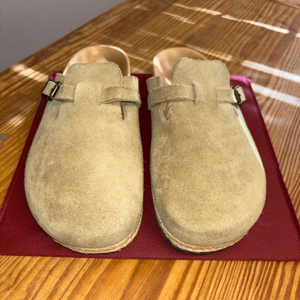 YUKETEN CLOG. Women's Tan Suede Sandals
